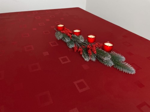 Bordowy obrus plamoodporny 120 × 120 cm w subtelne kwadraty – aranżacja na stole