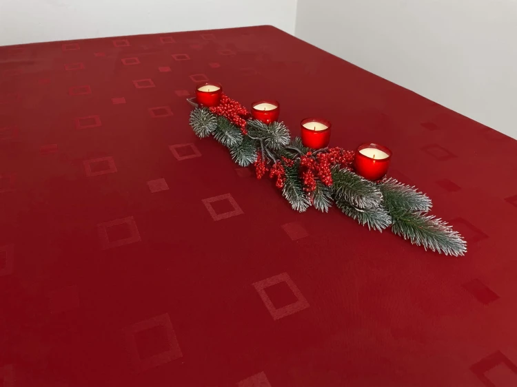 Bordowy obrus plamoodporny 120 × 120 cm w subtelne kwadraty – aranżacja na stole