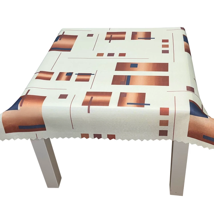 Obrus plamoodporny 75 × 75 cm w miedziane prostokąty na kremowym tle – widok na stole