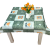 Obrus plamoodporny 75 × 75 cm w zieloną kratę i pomarańczowe tulipany – widok na stole