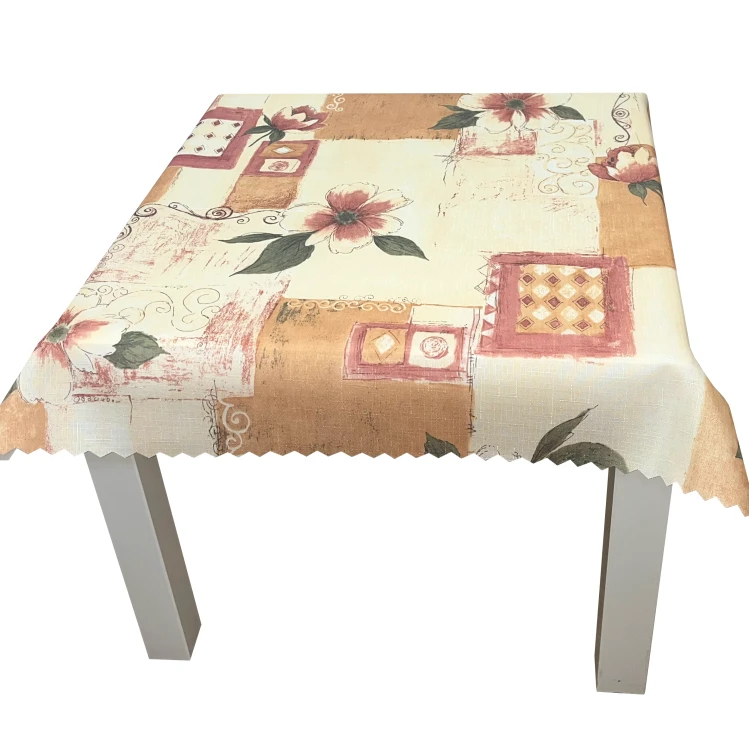 Obrus plamoodporny 75 × 75 cm w beżowe kwadraty i różowe kwiaty – widok na stole