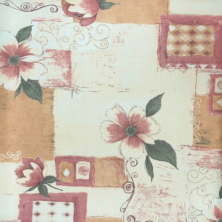 Obrus plamoodporny 75 × 75 cm w beżowe kwadraty i różowe kwiaty – zbliżenie wzoru tkaniny
