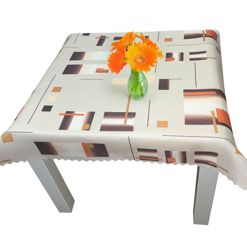 Obrus plamoodporny 75 × 75 cm w brązowo-pomarańczowe figury geometryczne – widok na stole
