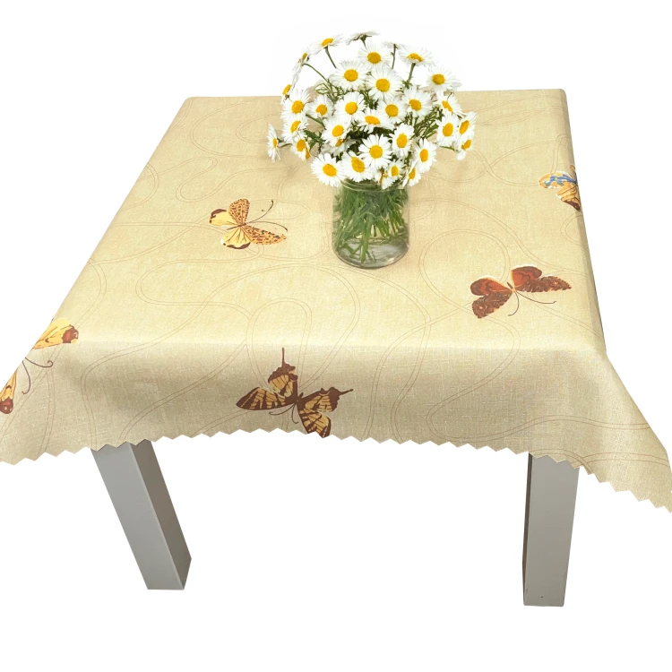Obrus plamoodporny 75 × 75 cm w motyle na beżowym tle – widok na stole