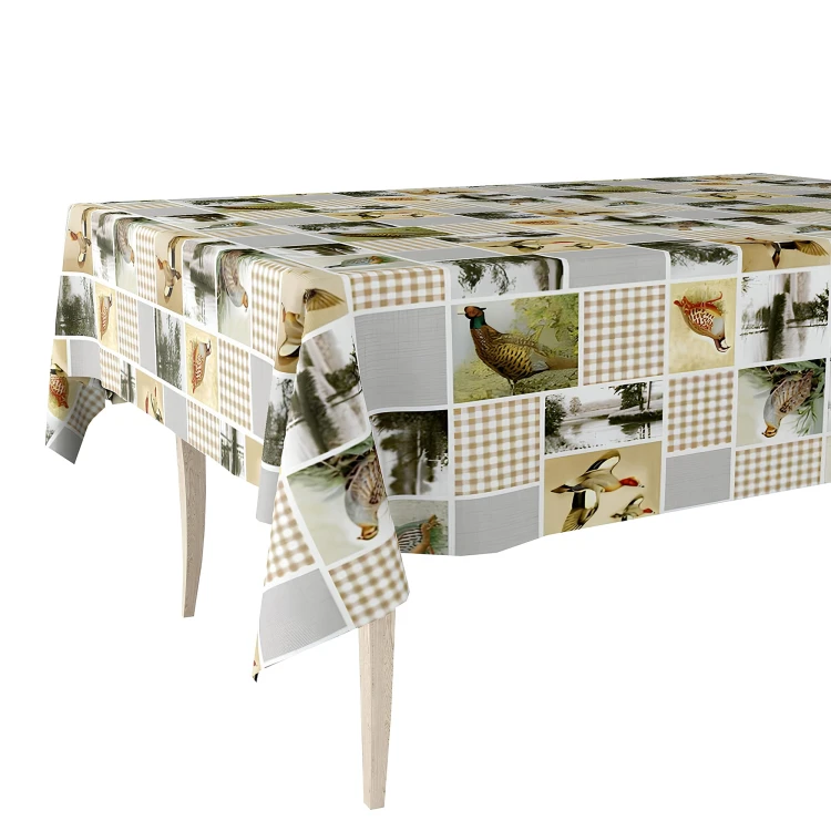 Cerata w rolce FLO-1772-01 myśliwski patchwork z ptakami – aranżacja na stole