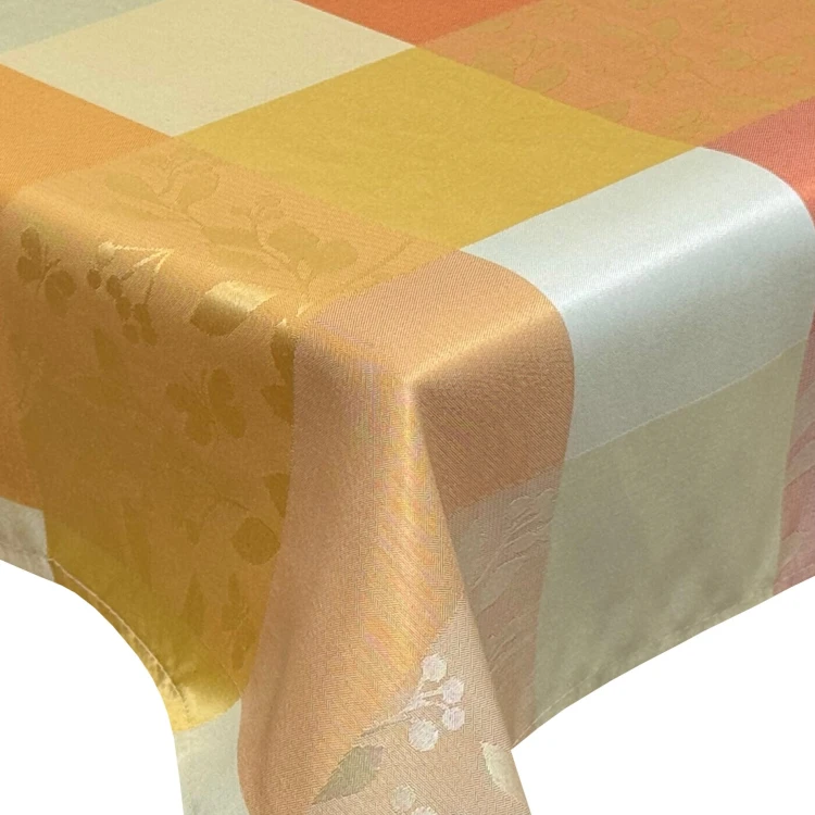 Obrus dekoracyjny ORIENT 80 × 80 cm w pomarańczową kratę – zbliżenie wzoru i tkaniny