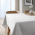 Biały obrus plamoodporny XXL z gładkiego poliestru – ząbkowany brzeg na stole