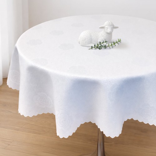 Okrągły biały obrus plamoodporny w róże – aranżacja na stole