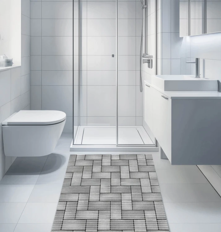 Mata podłogowa w rolce Friedola 79814 – czarno-biała geometryczna plecionka w łazience