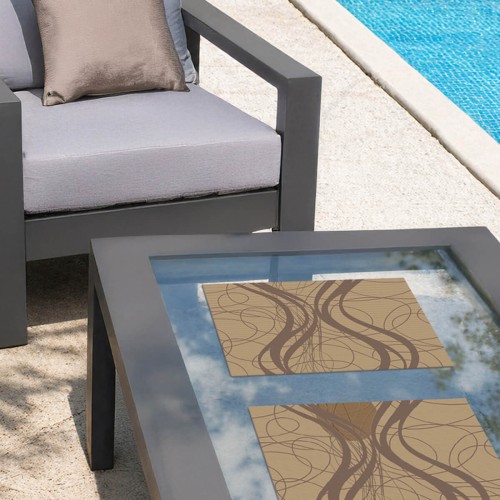 Zestaw dwóch beżowych podkładek stołowych MIAMI w falisty wzór, 31 × 42 cm – zbliżenie wzoru i faktury