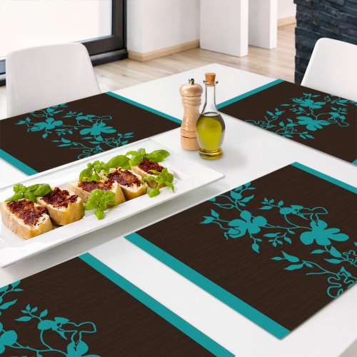 Zestaw dwóch brązowych podkładek stołowych MIAMI w kwiaty, 31 × 42 cm – aranżacja na stole ogrodowym