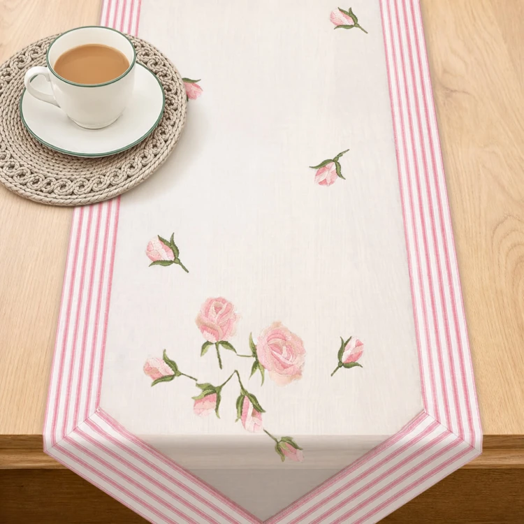 Bieżnik Salsa 40 × 140 cm róża, białe tło – widok w aranżacji na stole