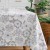 Cerata w rolce FLO-1785-01 szare kwiaty na bieli – detal na stole