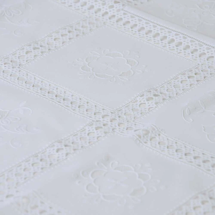 Koronka Dia Lace biała 132 cm TB-170 kwiatowe medaliony, ażurowy brzeg – zbliżenie kwiatowych medalionów