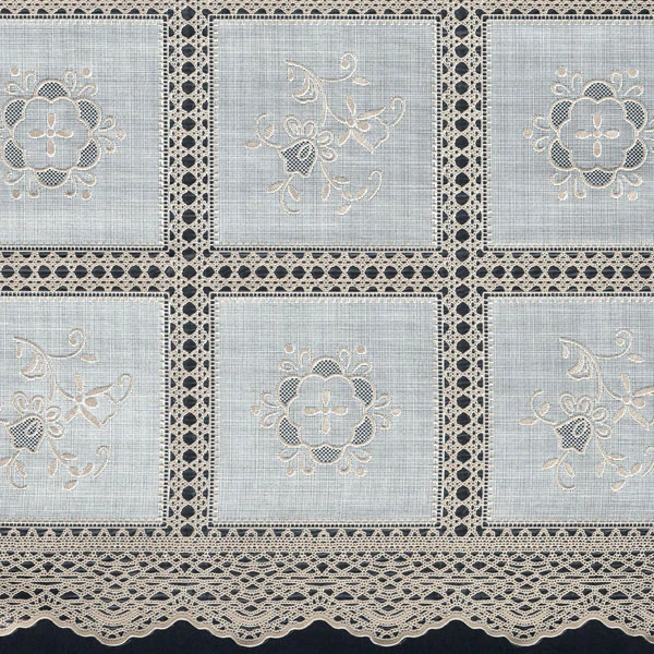 Koronka Dia Lace beżowa 132 cm TBP-170 kwiatowe medaliony, ażurowy brzeg – zbliżenie wzoru