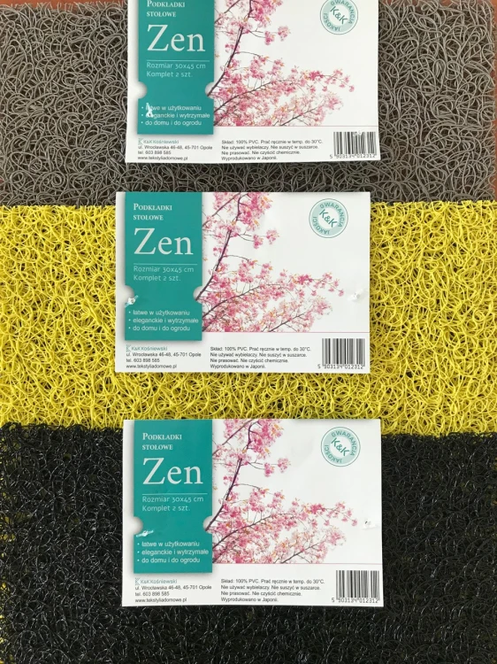 Podkładki Zen o fakturze trawy – zestawienie czarnego i żółtego wariantu