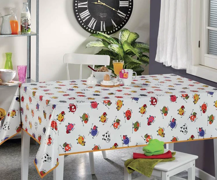 Cerata w rolce MOD-6064-00 kolorowe biedronki na bieli – aranżacja stołu
