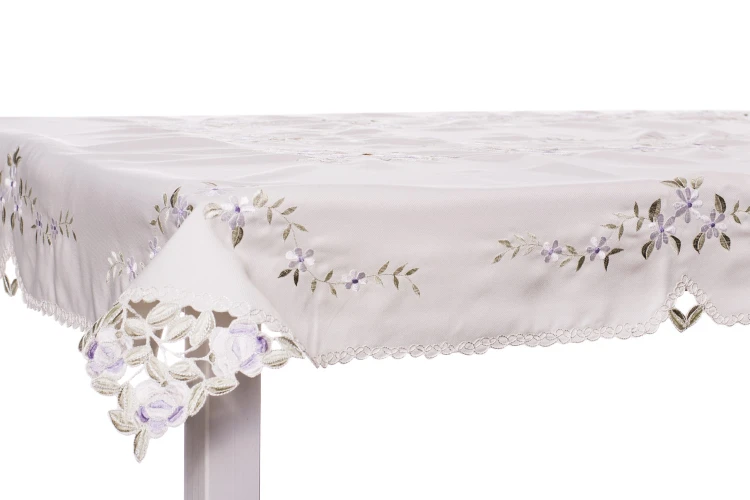 Obrus haftowany LUX F6-1781 z motywem białych zajączków – drugi widok
