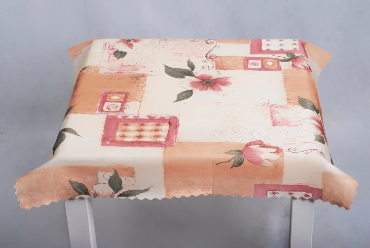 Obrus plamoodporny 75 × 75 cm w beżowe kwadraty i różowe kwiaty – widok obrusu od przodu na stole