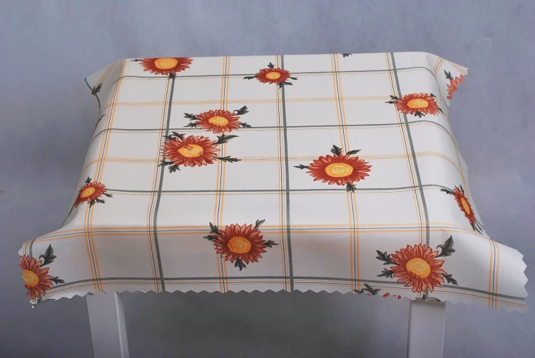 Obrus plamoodporny 75 × 75 cm w słoneczniki i cienką kratę – widok obrusu od przodu na stole