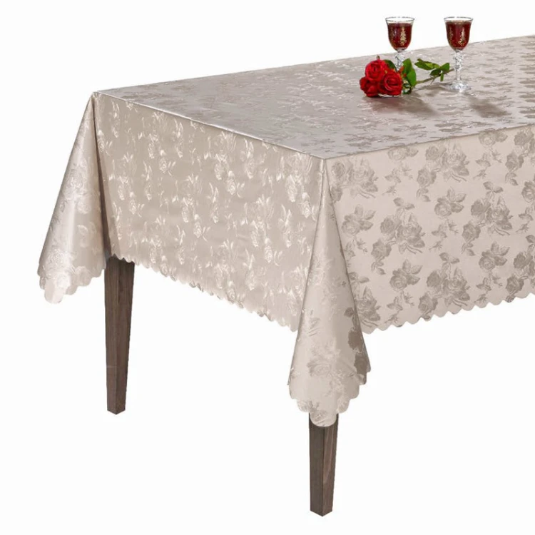 Cerata w rolce beżowa FLO-3030-08 różane ornamenty z połyskiem – aranżacja stołu