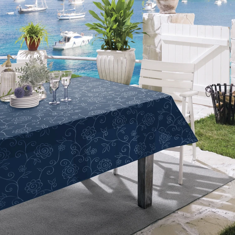 Obrus ogrodowy CAPRI, granatowy – aranżacja na stole ogrodowym